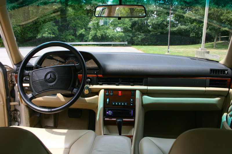 Illustration for article titled What It's Like To Drive Classic V8 Cruisers From Mercedes And Buick